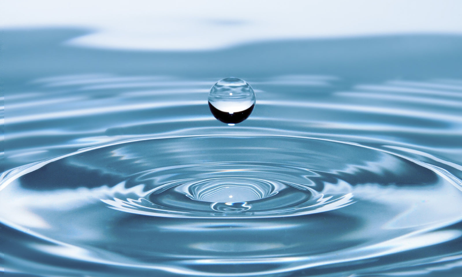 水面に落ちる水滴