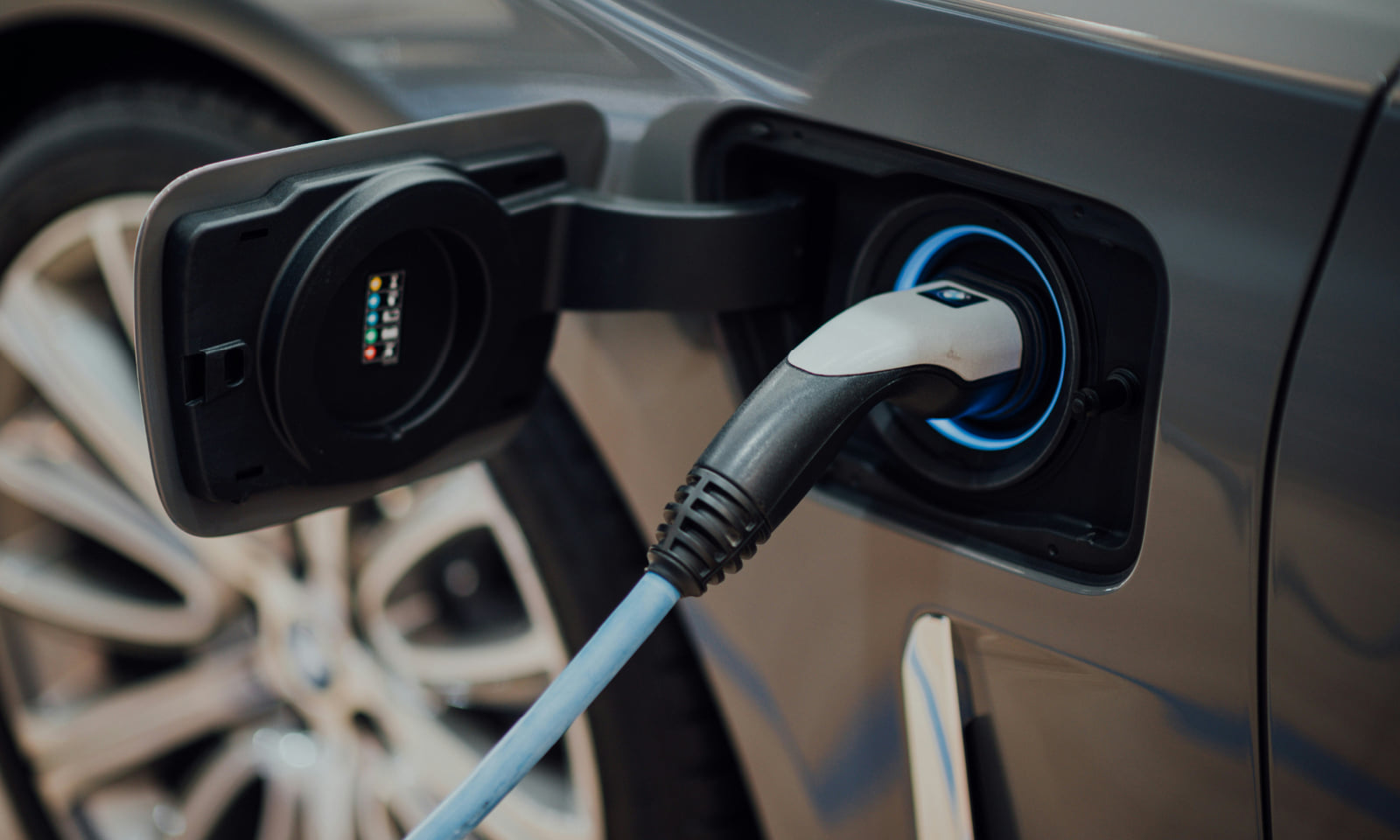 充電中の電気自動車